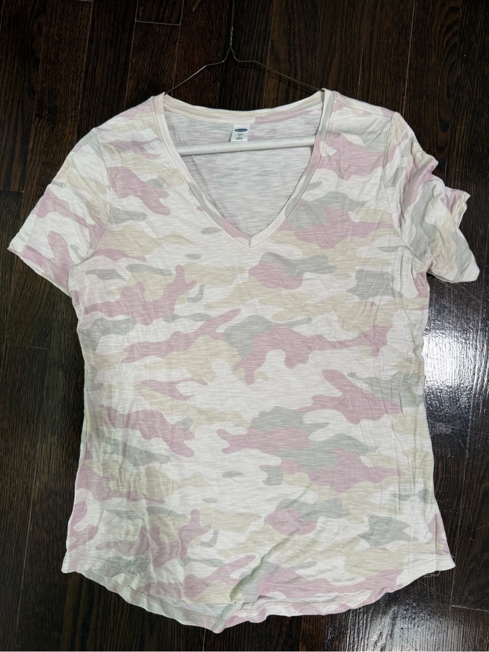 New old navy Women’s Pink Camo V-Neck Tee